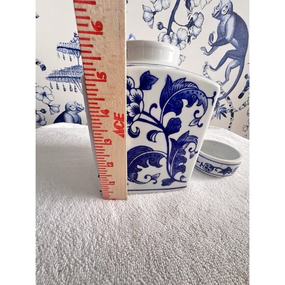 Chinoiserie Square Ginger Jar Small Blue White Floral Ceramic Lidded 4.5 x 4 x 7 - Picture 9 of 9
